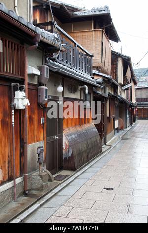 Traditionelle Holzhäuser oder Machiya im Stadtteil Gionmachi Minamigawa in Gion, in Kyoto, Japan. Stockfoto