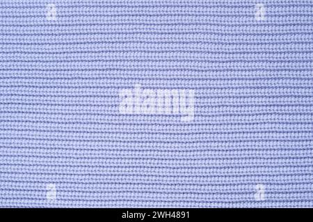 Blauer gestrickter Hintergrund aus Wollgarnen oder Baumwolle. Abstrakte Textur einer pastellfarbenen Lavendelstrickfläche. Stockfoto