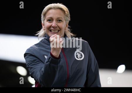 Crawley, Großbritannien. Februar 2024. Carla Ward, Manager von Aston Villa Women, feiert Vollzeit beim Viertelfinalspiel des FA Women’s Continental Tyres League Cup zwischen Brighton & Hove Albion WFC und Aston Villa WFC im Broadfield Stadium in Crawley am 7. Februar 2024. Dieses Bild darf nur für redaktionelle Zwecke verwendet werden. Nur redaktionelle Verwendung. Quelle: Ashley Crowden/Alamy Live News Stockfoto