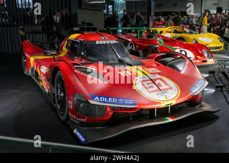 Paris, Frankreich - Rétromobile 2024. Konzentrieren Sie sich auf einen roten 2022 Ferrari 499P. Siegerauto von 2023 24 Stunden von Le Mans. Stockfoto