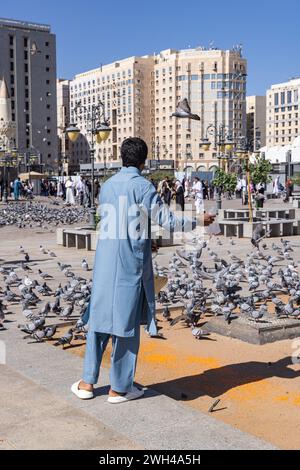 Naher Osten, Saudi-Arabien, Provinz Madinah, Medina. November 2023. Fütterung von Tauben auf einem Platz in Madinah. Stockfoto