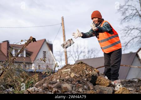 Irpin, Oblast Kiew, Ukraine. 7. Februar 2024. Freiwillige der Organisation Dobrobat arbeitet am Abriss und dem Wiederaufbau von Häusern, die zu Beginn der Invasion der Ukraine in Irpin, in der Nähe der Hauptstadt Kiew, durch das russische Militär zerstört wurden. Kiew Oblast *** Irpin, Kiew Oblast, Ukraine 7. Februar 2024 Freiwillige der Organisation Dobrobat arbeiten an dem Abriss und Wiederaufbau von Häusern, die vom russischen Militär zu Beginn der Invasion der Ukraine in Irpin, nahe der Hauptstadt Kiew Oblast zerstört wurden Stockfoto