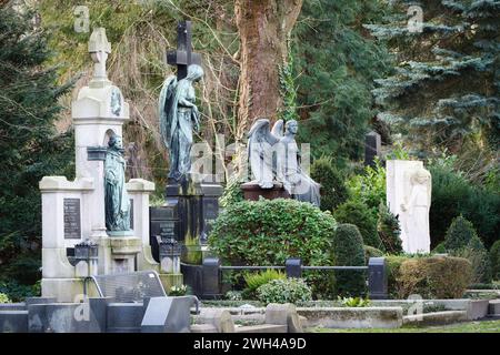 Historische Grabstätten mit jesus und Engelsfiguren auf dem einzigartigen alten Melaten-Friedhof in köln Stockfoto