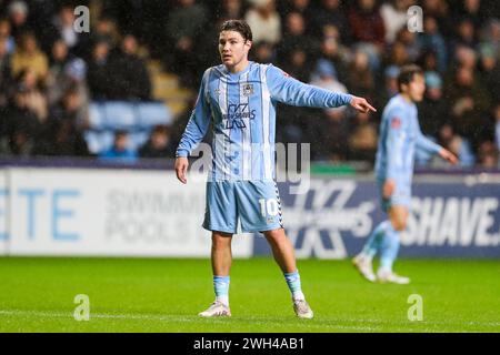 Coventry, Großbritannien. Februar 2024. Coventry City Mittelfeldspieler Callum O'Hare (10) Gesten während des Coventry City FC gegen Sheffield Wednesday FC Emirates FA Cup 4. Runde Replay in der Coventry Building Society Arena, Coventry, England, Großbritannien am 6. Februar 2024 Credit: Every Second Media/Alamy Live News Stockfoto