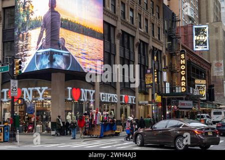 Kreuzung von 7th Avenue und 41st Street mit David T. Nederlander Theatre mit dem „Tommy“ Marquee, NYC, USA 2024 Stockfoto