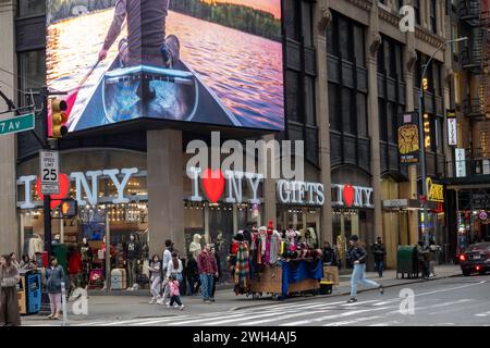 Kreuzung von 7th Avenue und 41st Street mit David T. Nederlander Theatre mit dem „Tommy“ Marquee, NYC, USA 2024 Stockfoto