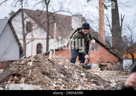 Irpin, Oblast Kiew, Ukraine. 7. Februar 2024. Freiwillige der Organisation Dobrobat arbeitet am Abriss und dem Wiederaufbau von Häusern, die zu Beginn der Invasion der Ukraine in Irpin, in der Nähe der Hauptstadt Kiew, durch das russische Militär zerstört wurden. Kiew Oblast *** Irpin, Kiew Oblast, Ukraine 7. Februar 2024 Freiwillige der Organisation Dobrobat arbeiten an dem Abriss und Wiederaufbau von Häusern, die vom russischen Militär zu Beginn der Invasion der Ukraine in Irpin, nahe der Hauptstadt Kiew Oblast zerstört wurden Stockfoto