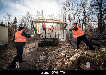 Irpin, Oblast Kiew, Ukraine. 7. Februar 2024. Freiwillige der Organisation Dobrobat arbeitet am Abriss und dem Wiederaufbau von Häusern, die zu Beginn der Invasion der Ukraine in Irpin, in der Nähe der Hauptstadt Kiew, durch das russische Militär zerstört wurden. Kiew Oblast *** Irpin, Kiew Oblast, Ukraine 7. Februar 2024 Freiwillige der Organisation Dobrobat arbeiten an dem Abriss und Wiederaufbau von Häusern, die vom russischen Militär zu Beginn der Invasion der Ukraine in Irpin, nahe der Hauptstadt Kiew Oblast zerstört wurden Stockfoto