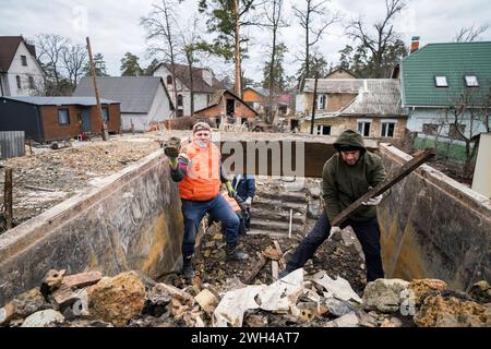 Irpin, Oblast Kiew, Ukraine. 7. Februar 2024. Freiwillige der Organisation Dobrobat arbeitet am Abriss und dem Wiederaufbau von Häusern, die zu Beginn der Invasion der Ukraine in Irpin, in der Nähe der Hauptstadt Kiew, durch das russische Militär zerstört wurden. Kiew Oblast *** Irpin, Kiew Oblast, Ukraine 7. Februar 2024 Freiwillige der Organisation Dobrobat arbeiten an dem Abriss und Wiederaufbau von Häusern, die vom russischen Militär zu Beginn der Invasion der Ukraine in Irpin, nahe der Hauptstadt Kiew Oblast zerstört wurden Stockfoto