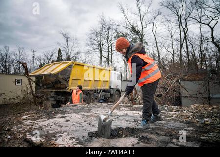 Irpin, Oblast Kiew, Ukraine. 7. Februar 2024. Freiwillige der Organisation Dobrobat arbeitet am Abriss und dem Wiederaufbau von Häusern, die zu Beginn der Invasion der Ukraine in Irpin, in der Nähe der Hauptstadt Kiew, durch das russische Militär zerstört wurden. Kiew Oblast *** Irpin, Kiew Oblast, Ukraine 7. Februar 2024 Freiwillige der Organisation Dobrobat arbeiten an dem Abriss und Wiederaufbau von Häusern, die vom russischen Militär zu Beginn der Invasion der Ukraine in Irpin, nahe der Hauptstadt Kiew Oblast zerstört wurden Stockfoto