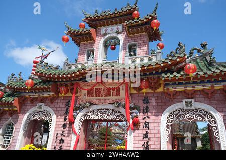 Dekorativer Bogen in der Versammlungshalle der chinesischen Gemeinde Fujian in der historischen Handelsstadt Hoi an, Vietnam Stockfoto