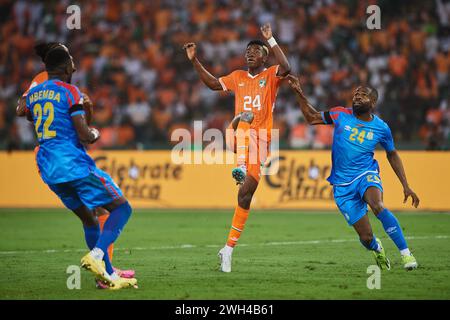 AFACON 2023 HALBFINALE, Luftduell zwischen dem ivorischen Simon Adingra und dem kongolesischen Gédéon Kalulu Kyatengwa. Stockfoto