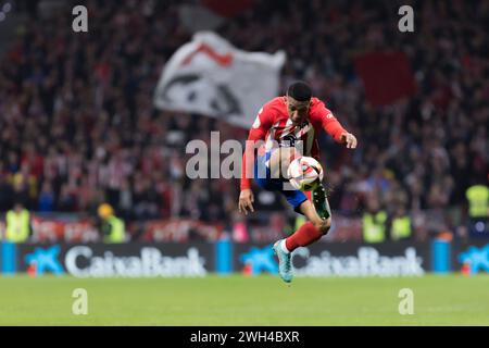 MADRID, SPANIEN - 7. FEBRUAR 2024: Samuel Lino von Atletico de Madrid kontrolliert den Ball während des Copa del Rey Halbfinales zwischen Atletico de Madrid und Athletic de Bilbao im Civitas Metropolitano Stadion. Guille Martinez/AFLO/Alamy Live News Stockfoto