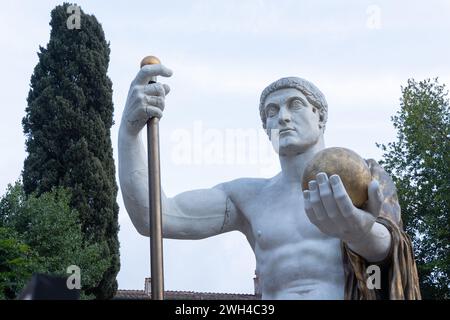 Rom, Italien. Februar 2024. Detail der Rekonstruktion der kolossalen Statue von Konstantin in der Villa Caffarelli in Rom (Foto: Matteo Nardone/Pacific Press) Credit: Pacific Press Media Production Corp./Alamy Live News Stockfoto