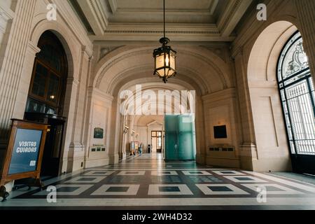 Buenos Aires, Argentinien - 19. Mai 2023: Innenraum des Kulturzentrums Kirchner. Hochwertige Fotos Stockfoto