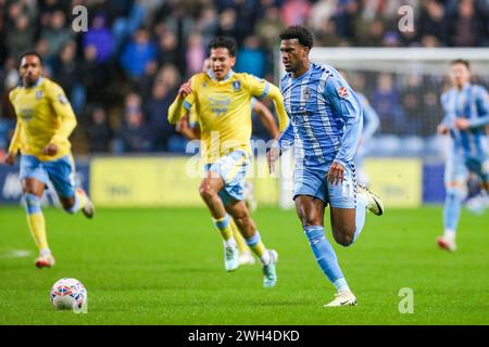 Coventry, Großbritannien. Februar 2024. Coventry City Stürmer Haji Wright (11) in Aktion während des Coventry City FC gegen Sheffield Wednesday FC Emirates FA Cup 4. Runde Replay in der Coventry Building Society Arena, Coventry, England, Großbritannien am 6. Februar 2024 Credit: Every Second Media/Alamy Live News Stockfoto