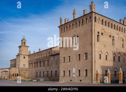 Palast der Familie Pio auf dem zentralen Platz von Carpi, Modena, Emilia-Romagna, Italien Stockfoto