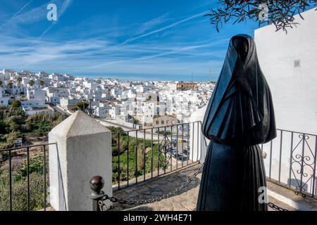 Statue von La Cobijada, Denkmal für die Frau, und im Hintergrund Ansicht von Vejer de la Frontera, Andalusien, Spanien Stockfoto