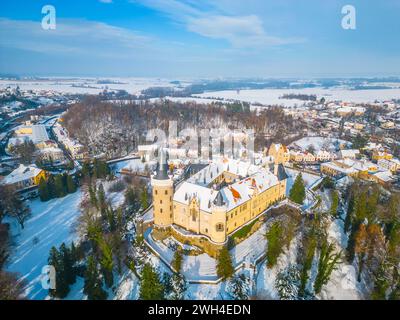 Schloss Zleby an sonnigem Wintertag. Tschechien. Luftaufnahme von der Drohne. Stockfoto