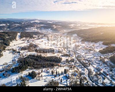 Tanvald im Winter. Kleine Stadt im Isergebirge, Tschechien. Luftaufnahmen von oben. Stockfoto