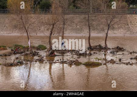 Glendale, CA, USA – 7. Februar 2024: Nach tagelangen Starkregen fließt Wasser durch den Hochwasserschutzkanal in den Glendale Narrows des L Stockfoto