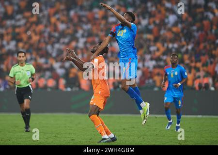 AFACON 2023 HALBFINALE, AFACON 2023 HALBFINALE, das Luftduell zwischen dem Kongolesen Simon Banza Kyatengwa und Ibrahim Sangaré. Stockfoto