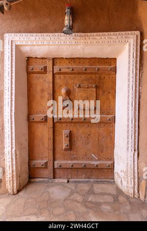Ushaiger Heritage Village, Riad, Saudi-Arabien, Naher Osten. Verzierte Tür im Ushaiger Heritage Village. Stockfoto