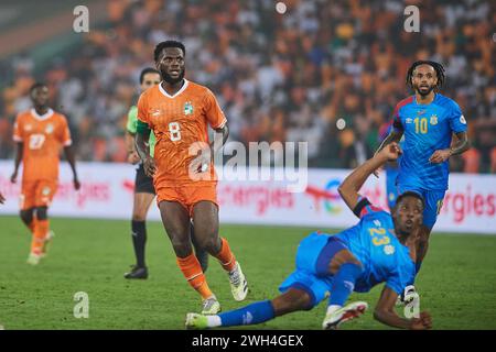 AFACON 2023 HALBFINALE, Kongolese Simon Banza am Boden nach einem Duell mit dem ivorischen Franck Kessié. Stockfoto