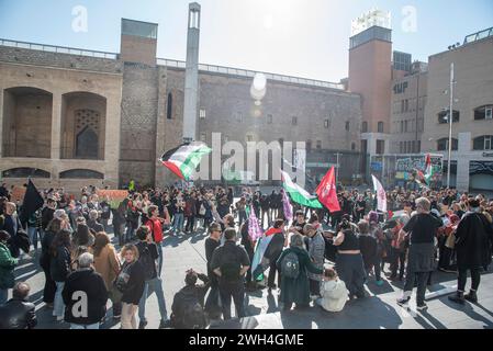 Barcelona, Barcelona, Spanien. Februar 2024. Gruppe von Demonstranten zugunsten des palästinensischen Volkes im Stadtteil Raval in Barcelona, ''‹''‹‹‹ Spanien (Foto: © Bruno Gallardo/ZUMA Press Wire) NUR REDAKTIONELLE VERWENDUNG! Nicht für kommerzielle ZWECKE! Stockfoto