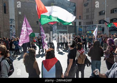 Barcelona, Barcelona, Spanien. Februar 2024. Gruppe von Demonstranten zugunsten des palästinensischen Volkes im Stadtteil Raval in Barcelona, ''‹''‹‹‹ Spanien (Foto: © Bruno Gallardo/ZUMA Press Wire) NUR REDAKTIONELLE VERWENDUNG! Nicht für kommerzielle ZWECKE! Stockfoto