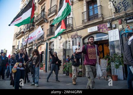 Barcelona, Barcelona, Spanien. Februar 2024. Gruppe von Demonstranten zugunsten des palästinensischen Volkes im Stadtteil Raval in Barcelona, ''‹''‹‹‹ Spanien (Foto: © Bruno Gallardo/ZUMA Press Wire) NUR REDAKTIONELLE VERWENDUNG! Nicht für kommerzielle ZWECKE! Stockfoto