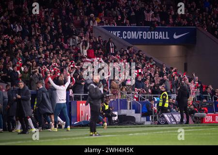 7. Februar 2024; Metropolitano Stadion Madrid, Spanien, Copa del Rey Football, Atletico Madrid gegen Athletic Bilbao; Bilbao Fans feiern ihr Tor mit einem Elfmeterschießen in der 25. Minute von Berenguer Stockfoto