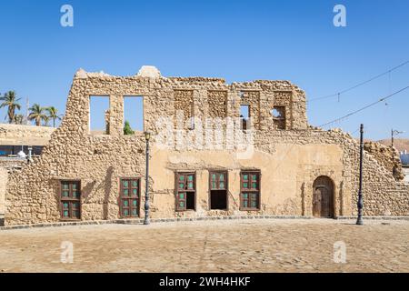 Naher Osten, Saudi-Arabien, Tabuk, Duba. Heruntergekommenes Gebäude in der Hafenstadt Duba. Stockfoto