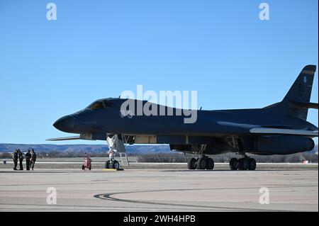 Flieger der 28th Maintenance Group, Ellsworth Air Force Base, South Dakota, führen Nachflugkontrollen an einem Ellsworth AFB B-1B Lancer auf der Fluglinie bei Dyess AFB, Texas, am 3. Februar 2024 durch. (Foto der U.S. Air Force von Staff Sgt. Holly Cook) Stockfoto