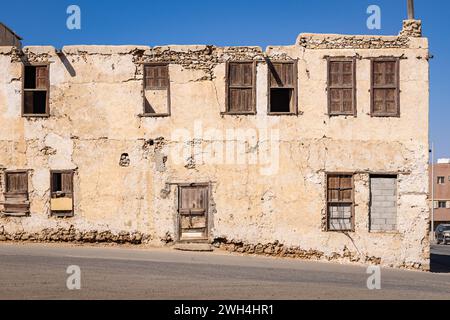 Naher Osten, Saudi-Arabien, Tabuk, Duba. Ein altes Stuckgebäude aus Stein in der Hafenstadt Duba. Stockfoto