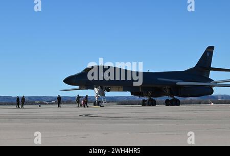 Flieger der 28th Maintenance Group, Ellsworth Air Force Base, South Dakota, führen Nachflugkontrollen an einem Ellsworth AFB B-1B Lancer auf der Fluglinie bei Dyess AFB, Texas, am 3. Februar 2024 durch. (Foto der U.S. Air Force von Staff Sgt. Holly Cook) Stockfoto