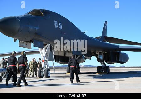 Flieger der 28th Maintenance Group, Ellsworth Air Force Base, South Dakota, führen Nachflugkontrollen an einem Ellsworth AFB B-1B Lancer auf der Fluglinie bei Dyess AFB, Texas, am 3. Februar 2024 durch. (Foto der U.S. Air Force von Staff Sgt. Holly Cook) Stockfoto