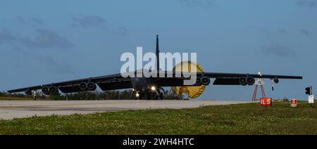 Eine B-52-H Stratofortress, die der 23rd Bomb Squadron von der Minot Air Force Base zugewiesen wurde, Taxis auf der Fluglinie der Andersen Air Force Base, Guam, 1. Februar 2024. Die strategischen Bombermissionen bieten Möglichkeiten für die Integration der USA mit NATO-Verbündeten und regionalen Partnern sowie für Flugbesatzungsmitglieder. (Foto der U.S. Air Force von Airman 1st Class Alyssa Bankston) Stockfoto