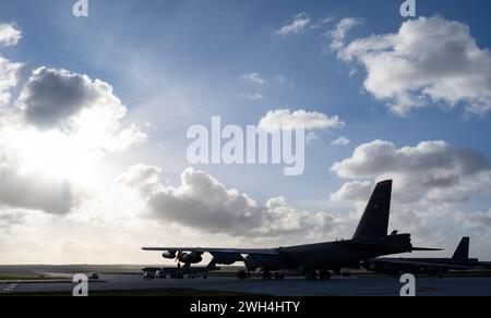 5. Aircraft Maintenance Squadron Airmen führen Nachflüge auf einer B-52-H Stratofortress durch, die der 23. Bombenstaffel von der Minot Air Force Base auf der Andersen Air Force Base, Guam, 1. Februar 2024 zugewiesen wurde. Der 5. AMXS zugeordnete Flieger sorgen dafür, dass jedes Flugzeug für den nächsten Flug von der Landung bis zum Start voll einsatzbereit ist. (Foto der U.S. Air Force von Airman 1st Class Alyssa Bankston) Stockfoto