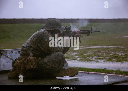 Ein U.S. Marine Corps rekrutiert mit Delta Company, 1. Rekrut Training Battalion, greift sein Ziel während eines Geschützes am 5. Februar 2024 im Marine Corps Base Camp Pendleton in Kalifornien an. Tabelle 1 dient dazu, Rekruten die grundlegenden Grundlagen der Schusskunst und der Gewehrsicherheit näher zu bringen. (Foto des U.S. Marine Corps von CPL. Joshua M. Dreher) Stockfoto