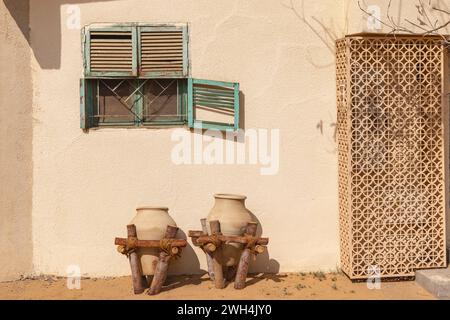 Naher Osten, Saudi-Arabien, Medina, Al-Ula. Amphora on steht vor einem Gebäude in der Altstadt von Al-Ula. Stockfoto