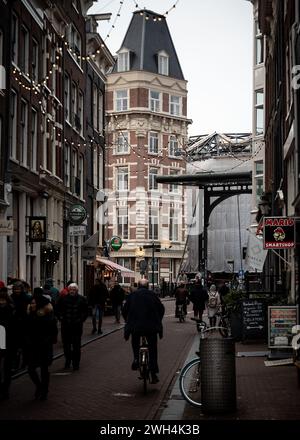 Amsterdam ist die Hauptstadt der Niederlande, bekannt für ihre reiche Geschichte, ihr künstlerisches Erbe, ihr ausgeklügeltes Kanalsystem und ihre engen Häuser. Stockfoto