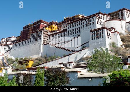 Einst Heimat des Dalai Lama, wurde Potala Palace 1994 zum UNESCO-Weltkulturerbe erklärt und ist eine beliebte Touristenattraktion in Lhasa, der hauptstadt Stockfoto