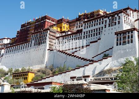 Einst Heimat des Dalai Lama, wurde Potala Palace 1994 zum UNESCO-Weltkulturerbe erklärt und ist eine beliebte Touristenattraktion in Lhasa, der hauptstadt Stockfoto