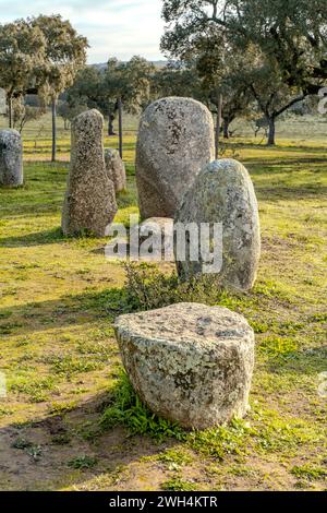 Blick auf das prähistorische Megalithdenkmal Cromeleque de Vale Maria do Meio, HDR Stockfoto