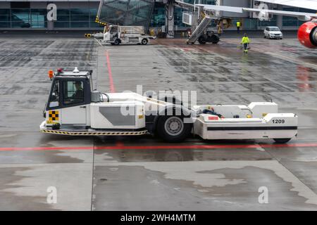 Der schlepplose Traktor (TBL) auf einer Piste eines internationalen Flughafens Stockfoto