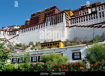 Einst Heimat des Dalai Lama, wurde Potala Palace 1994 zum UNESCO-Weltkulturerbe erklärt und ist eine beliebte Touristenattraktion in Lhasa. Stockfoto