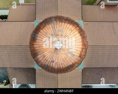 Blick auf die Kirche des Heiligen Demetrius (Hagios Demetrios), das Hauptheiligtum, das dem Heiligen Demetrius, dem schutzheiligen von Thessaloniki in Merrick, New Yo, gewidmet ist Stockfoto