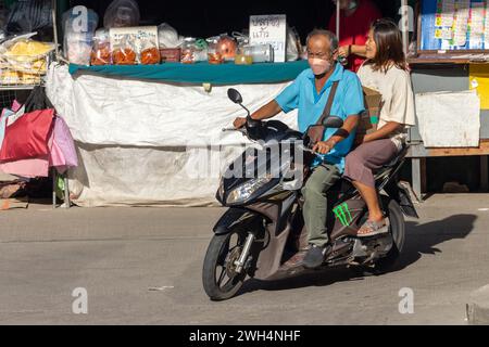 SAMUT PRAKAN, THAILAND, 07. Dezember 2023, fährt das Paar auf dem Marktplatz mit dem Motorrad Stockfoto