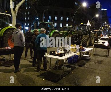 Barcelona, Spanien. Februar 2024. Die Landwirte protestieren gegen die europäische Agrarpolitik. Einige Demonstranten essen bei dem Protest. Stockfoto